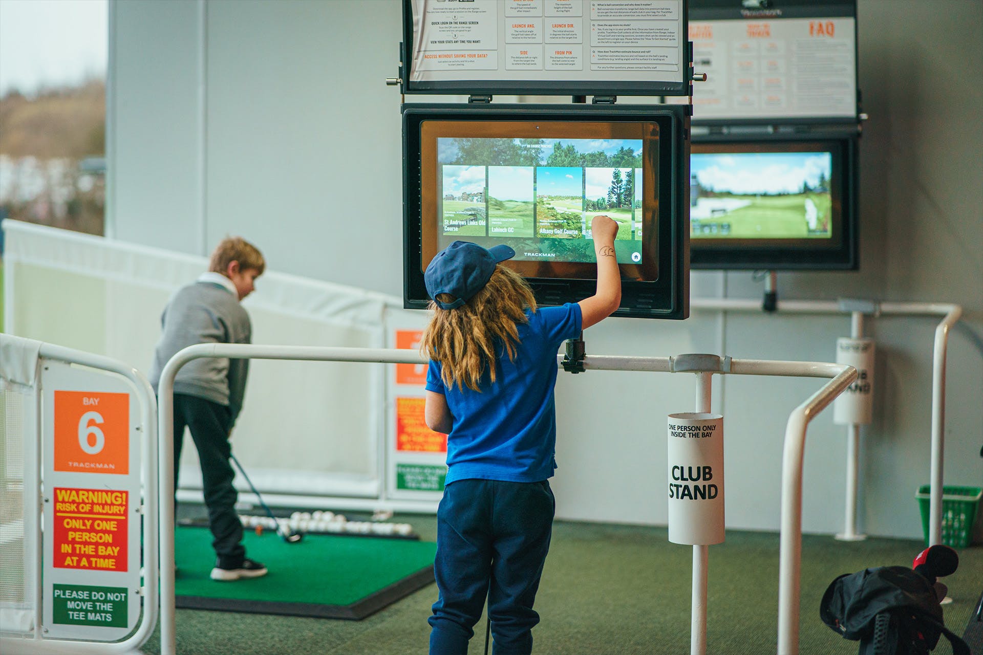 golf_for_everyone_kid_and_screen_trackman_range